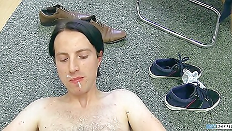 Masked, a sexy brunette in ass-furot air